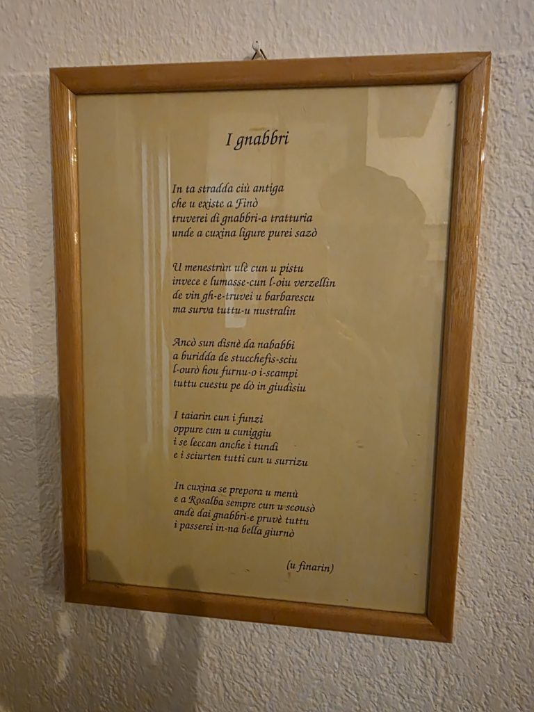 en passant foto des gedichts 'I gnabbri' - print in holzrahmen, an einer wand des restaurants 'Gnabbri' in finale ligure. en passant foto des gedichts 'I gnabbri' - print in holzrahmen, an einer wand des restaurants 'Gnabbri' in finale ligure.