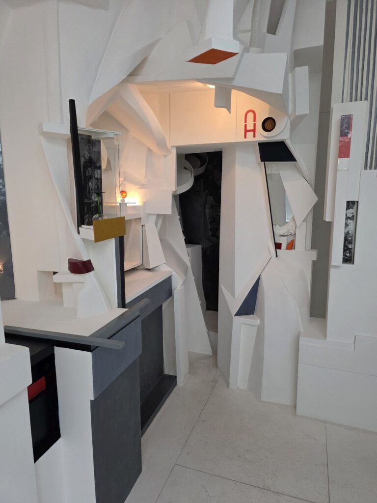 grüsse aus dem rekonstruierten merzbau. grüsse aus dem rekonstruierten merzbau.