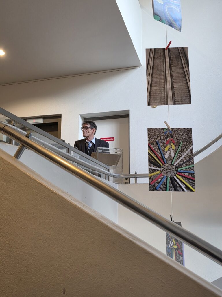 André Vladimir Heiz agiert im Treppenhaus der Stadtbibliothek Biel.
